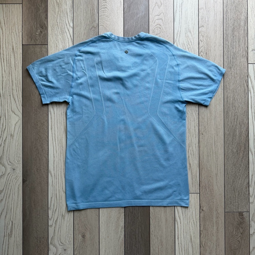 Lululemon Men's Light Blue V-Neck Performance Shirt size M - Picture 3 of 7